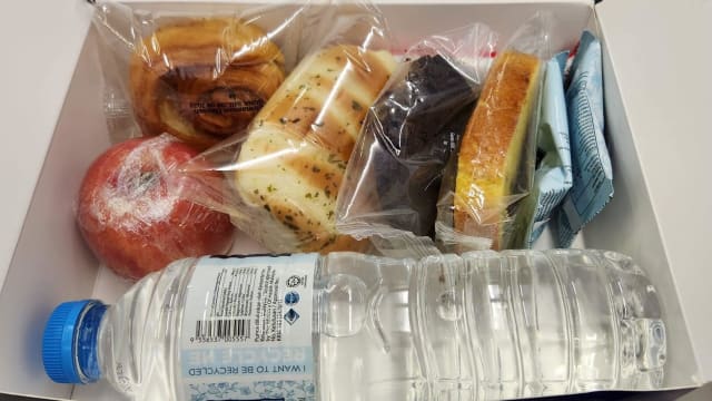 商务舱也只有面包苹果矿泉水 马航简陋飞机餐引热议