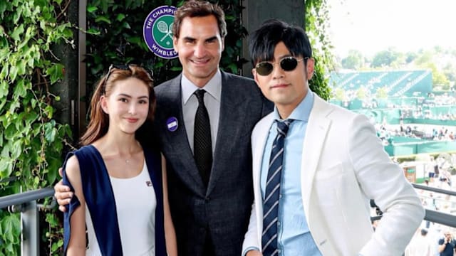 周杰伦、昆凌现身温网观众席，与Roger Federer合影！