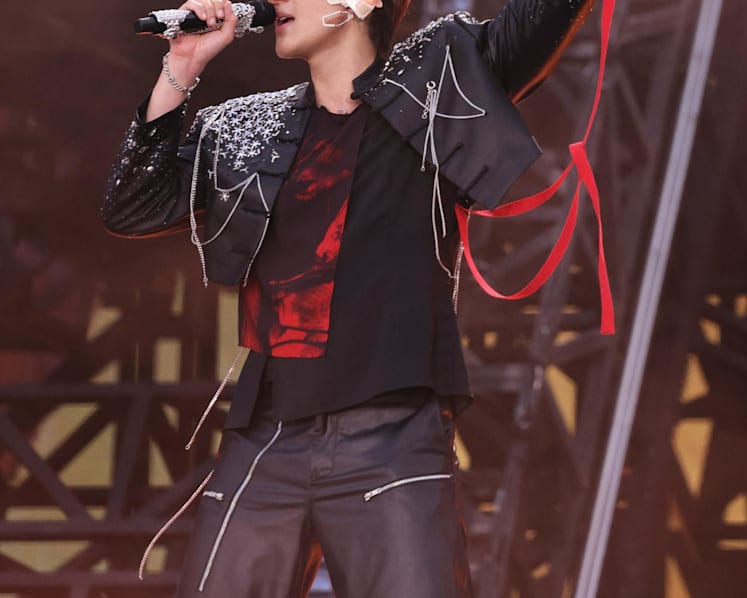 Mandopop star Wang Leehom falls on stage, finishes concert before going to hospital for 39 stitches