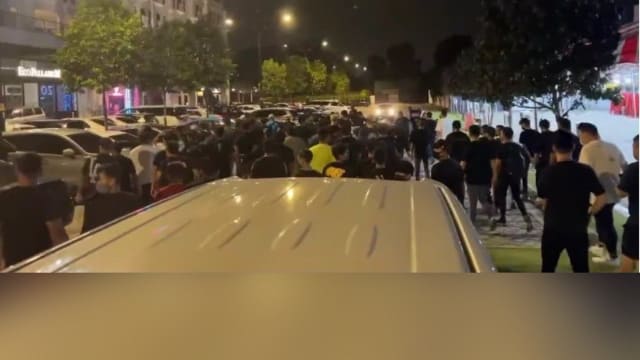 柔佛新山约百名蒙面人 深夜霸马路闯夜店砸场
