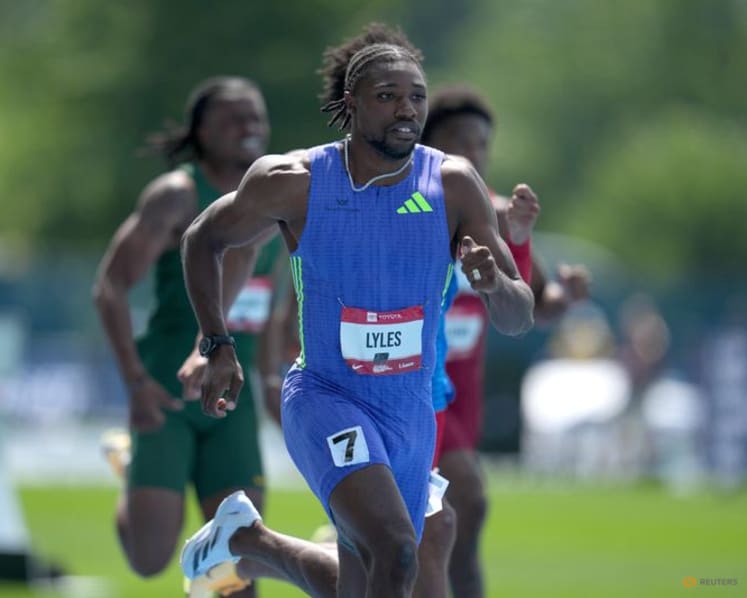 Lyles eases injury fears after cramp halts 200m run