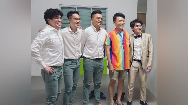 清晨不扰民 兄弟团组屋底层闯关迎亲获赞