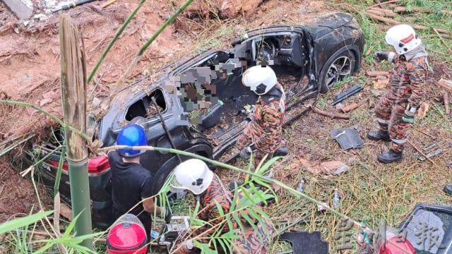 槟城暴风致大树倒塌压轿车 两名中国游客丧命