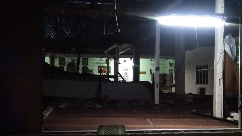 Bumbung masjid runtuh, mujur jemaah terselamat