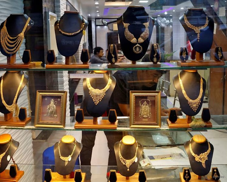 Gold zooms past $4,000 for first time in historic flight to safety