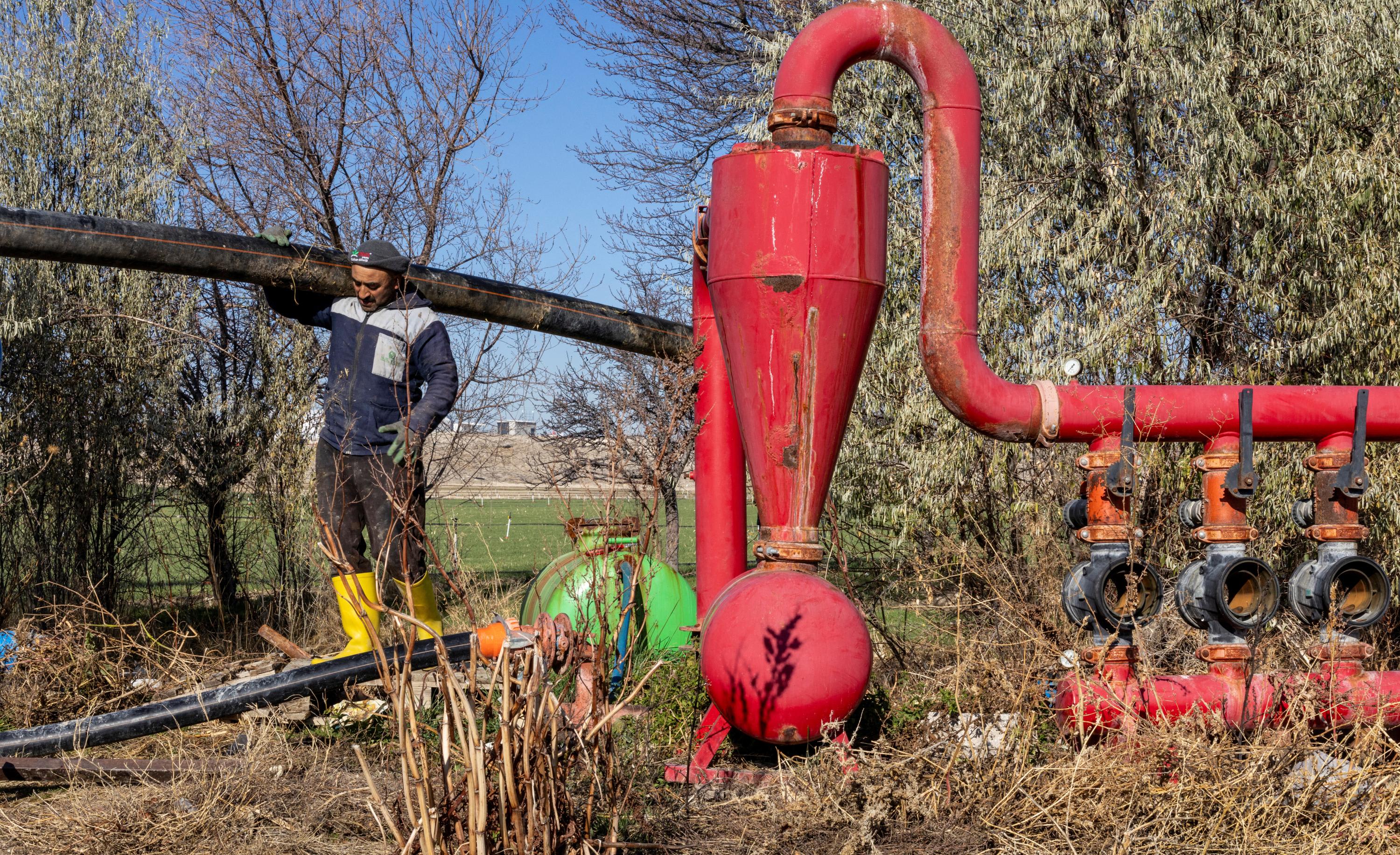 极端气候与抽水过度夹击 土耳其“粮仓”科尼亚现近700天坑