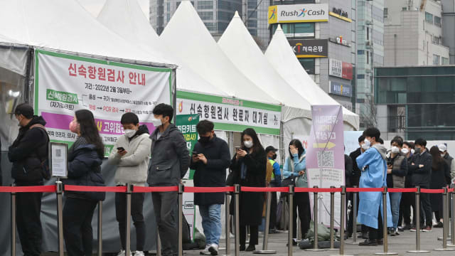 韩国冠病单日新病例连续两天多过7万起