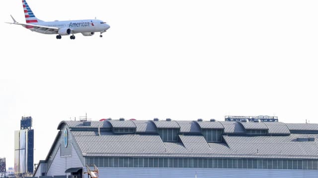 美国客机疑接炸弹威胁 战机护航下转降罗马