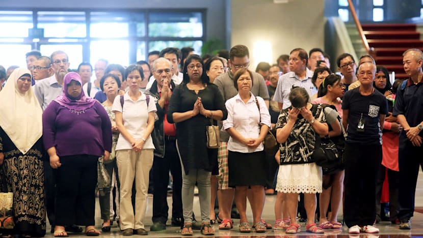 Crowds brave heat, snaking queues to pay last respects