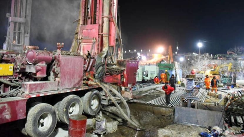 Normal diets for trapped China miners as rescue continues