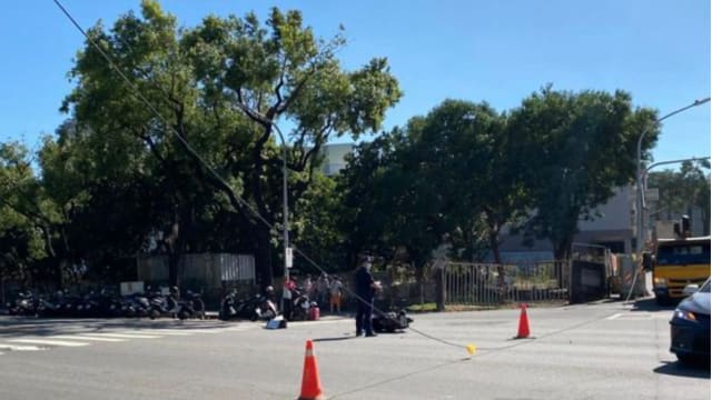 祸从天降！电线突然掉路中 台湾两名骑士被勾住摔倒受伤 