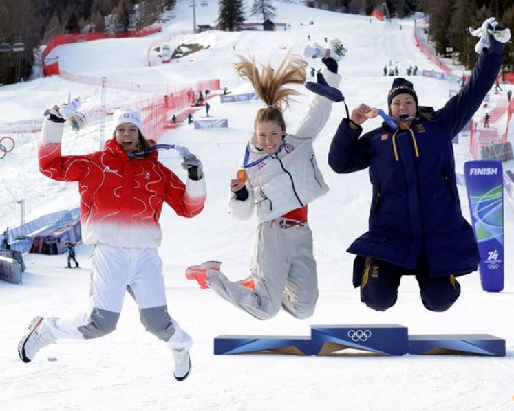 Alpine skiing-Dominant Shiffrin strikes gold, ends medal drought