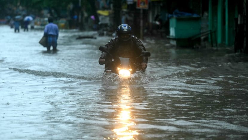 பெஞ்சல் புயல் - தமிழகப் பள்ளிகள் மூடப்பட்டன