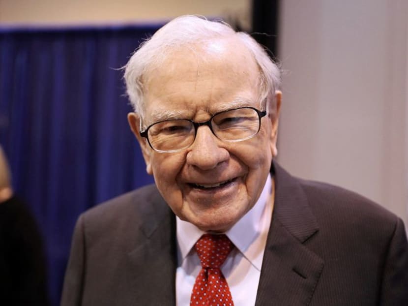 FILE PHOTO: Berkshire Hathaway Chairman Warren Buffett walks through the exhibit hall as shareholders gather to hear from the billionaire investor at Berkshire Hathaway Inc's annual shareholder meeting in Omaha, Nebraska, U.S., May 4, 2019. REUTERS/Scott Morgan/File Photo FILE PHOTO: Berkshire Hathaway Chairman Warren Buffett walks through the exhibit hall as shareholders gather to hear from the billionaire investor at Berkshire Hathaway Inc's annual shareholder meeting in Omaha, Nebraska, U.S., May 4, 2019. REUTERS/Scott Morgan/File Photo