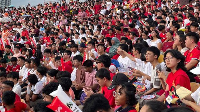  因疫情错过国民教育演出 他们终于看到国庆庆典！
