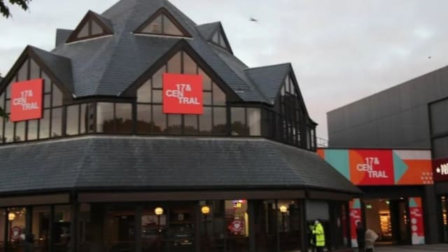 女儿逝世年余仍舍不得分开 英国老妇推女儿腐尸“逛街”