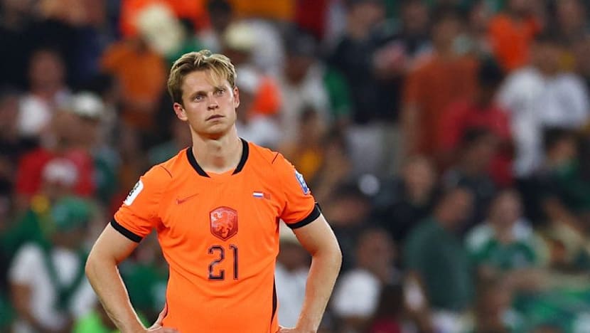Barcelona's De Jong ruled out for weeks due to serious knee injury