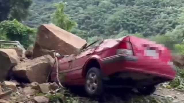 台湾一轿车被巨石压扁　致两人死亡