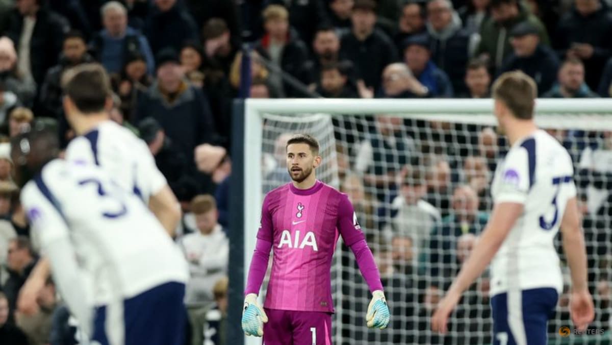 Frank blasts Tottenham fans for booing keeper Vicario after error