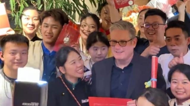 英相斯塔默访中国第一餐 品尝云南菜体验当地文化