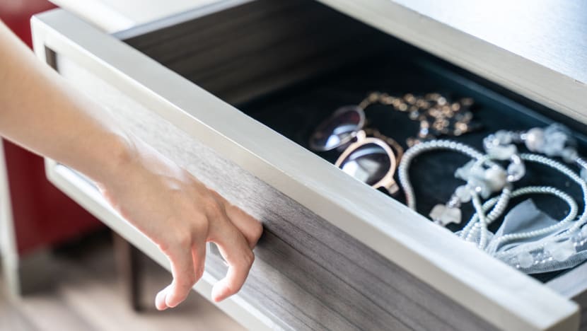 Maid stole cash from employer's red packets and stashed gold chain in toilet, gets jail