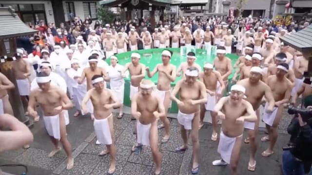 下身只穿内裤搭地铁 数百人为伦敦寒冬增添趣味
