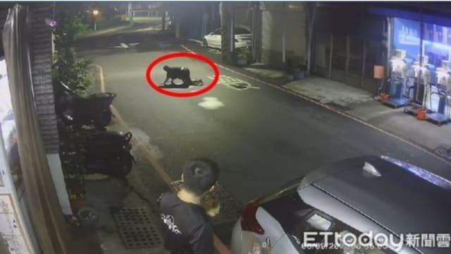 台男半夜见黑衣女在路上爬吓一跳 背后原因惹人鼻酸