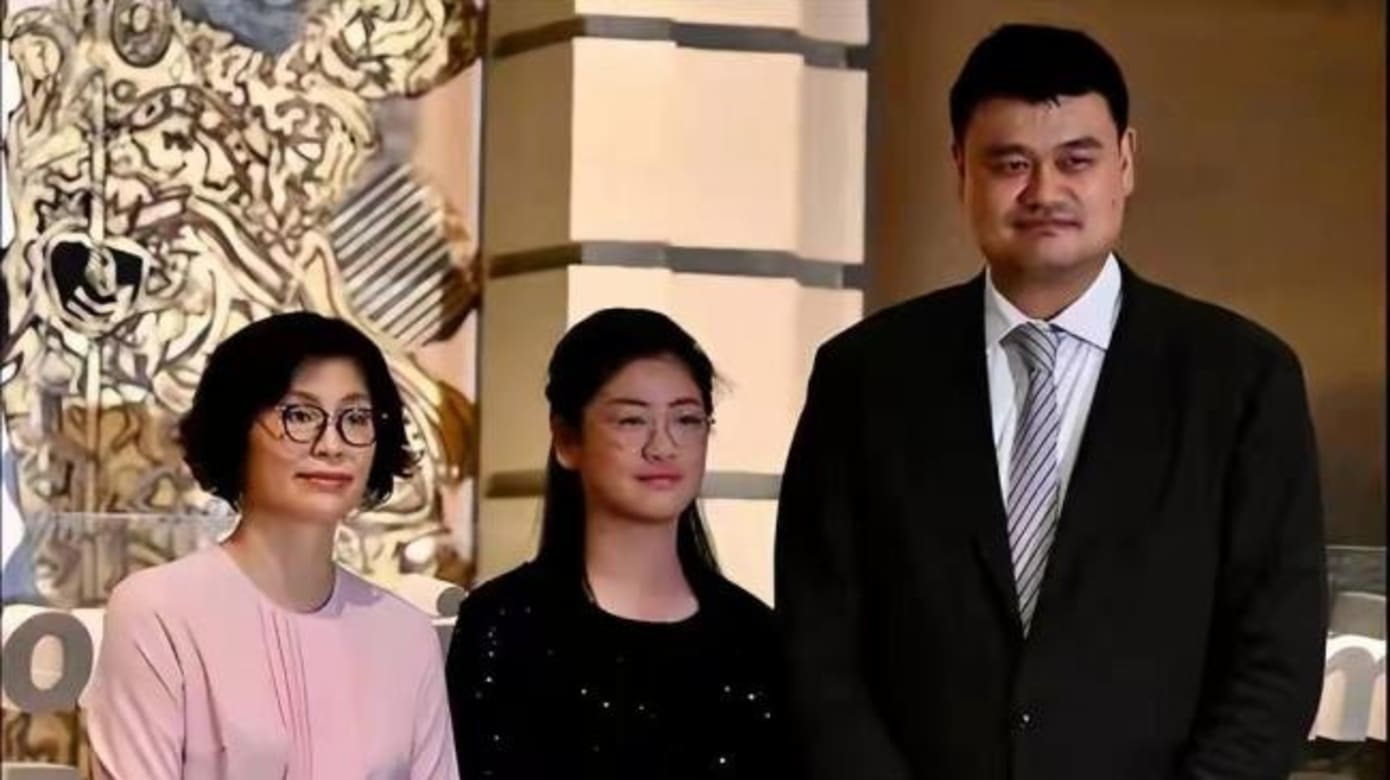 姚明携15岁爱女出席慈善晚宴 流利英语和身高成焦点