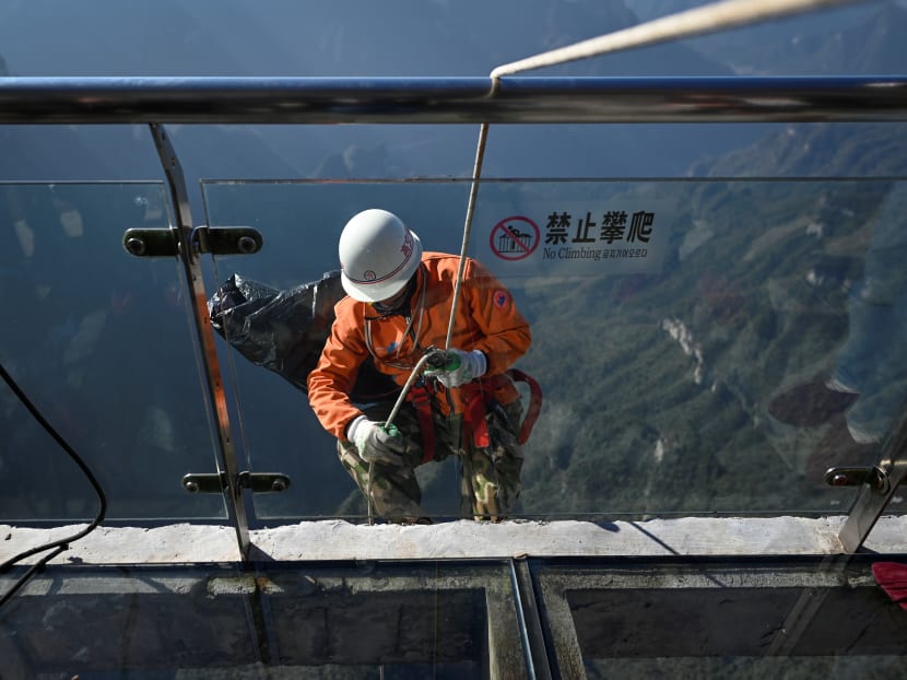 A cleaner abseils from a glass skywalk to collect litter at Tianmen mountain in Zhangjiajie, China's Hunan province on Nov 12, 2020. The team called "the Spidermen" by local media was created in 2010 to deal with waste accumulating on Tianmen mountain. A cleaner abseils from a glass skywalk to collect litter at Tianmen mountain in Zhangjiajie, China's Hunan province on Nov 12, 2020. The team called "the Spidermen" by local media was created in 2010 to deal with waste accumulating on Tianmen mountain.