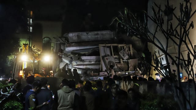 印度一栋四层楼高大厦坍塌 至少三人身亡