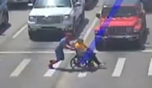 சக்கர நாற்காலியில் தவித்தவருக்கு உதவிய சிலந்தி மனிதன்