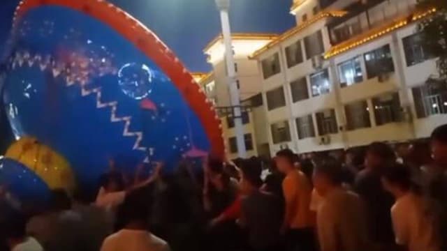 陕西旋转秋千运行中倾倒 18人送医有人骨折