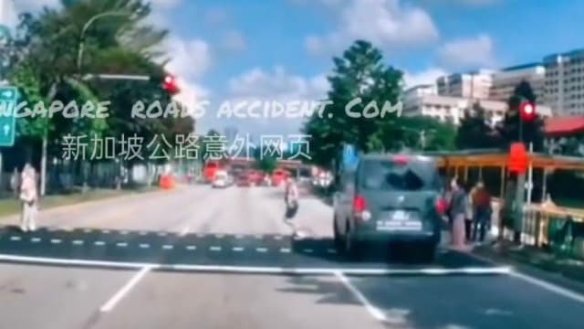 货车高速行驶闯红灯 男子抱孩童险些被撞
