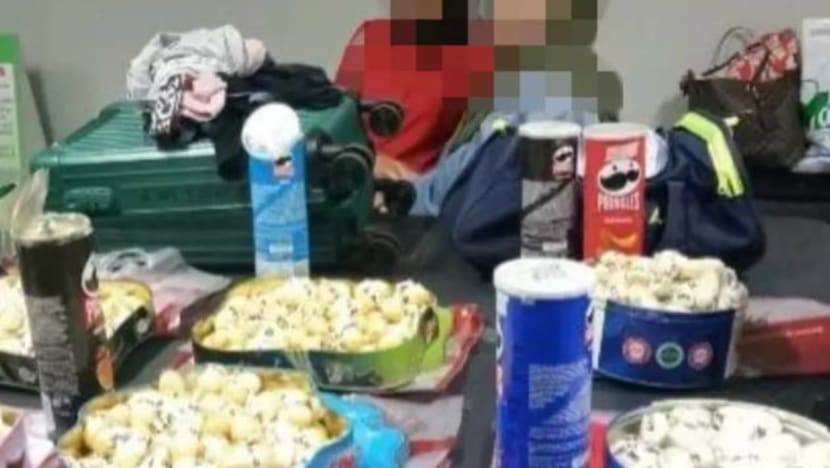 Ibu & anak perempuan warga SG diberkas di lapangan terbang Manila; seludup 14kg kokain bernilai S$1.83 juta Ibu & anak perempuan warga SG diberkas di lapangan terbang Manila; seludup 14kg kokain bernilai S$1.83 juta