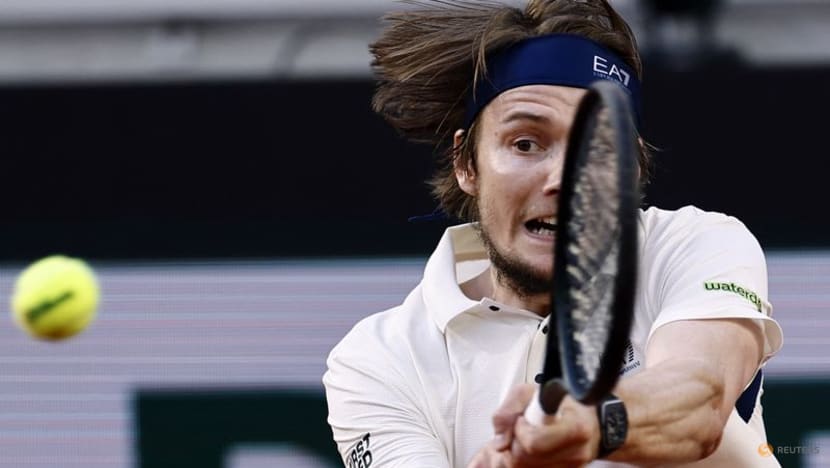 Bublik rolls the dice and wins at Roland Garros