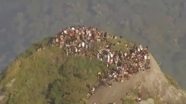 巴西警方与黑帮分子驳火 近200名游客被困山顶景点两小时