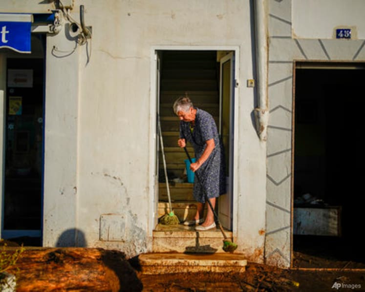 Floods sweep cars into sea, damage homes in northeast Spain