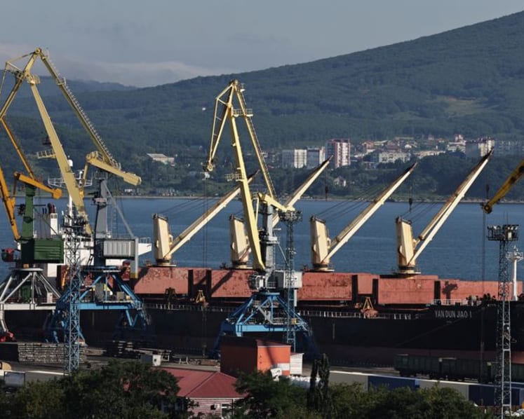 Oil settles up over 2% on dented peace hopes in Ukraine, tensions in Yemen