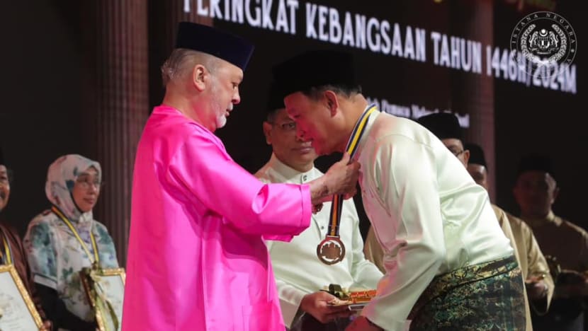 Lelaki Cina di Malaysia besarkan tiga beradik Islam diberi Anugerah Maulidur Rasul Lelaki Cina di Malaysia besarkan tiga beradik Islam diberi Anugerah Maulidur Rasul