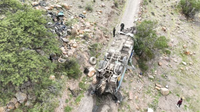玻利维亚巴士失控坠崖 至少31人死多人伤