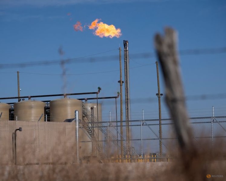 Oil gains after vessels attacked near Strait of Hormuz