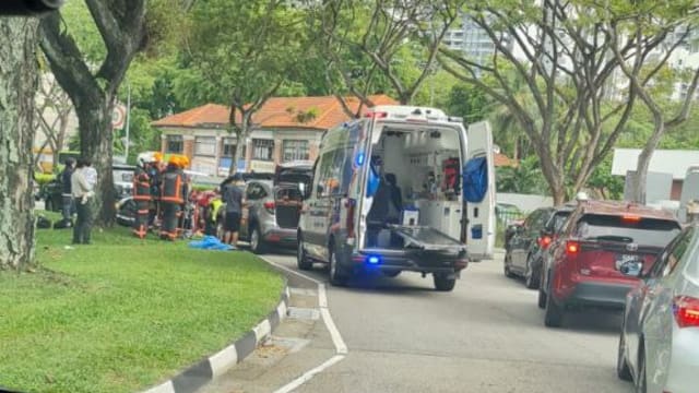 在总统府附近出车祸 摩托车骑士被卷入车底幸获救