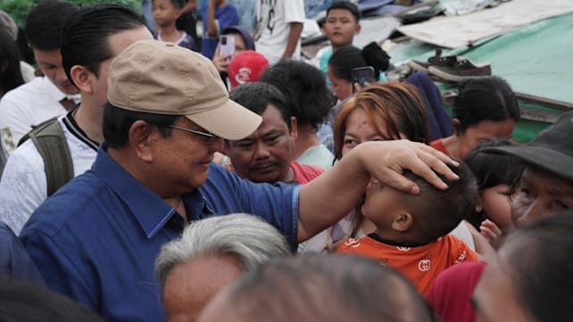 Tinjau permukiman bantaran rel di Senen, Prabowo janjikan hunian layak