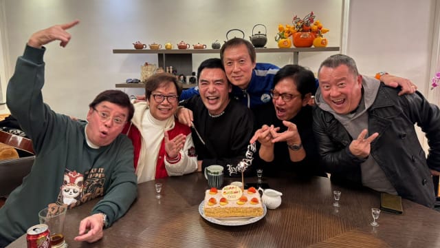 钟镇涛高调庆祝72岁生日　谭咏麟大病后饮茅台脸红红