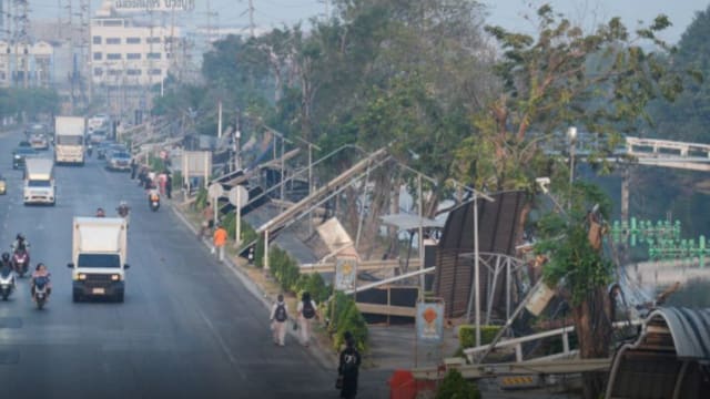泰国货车扯断电缆 拉倒逾70根电线杆 