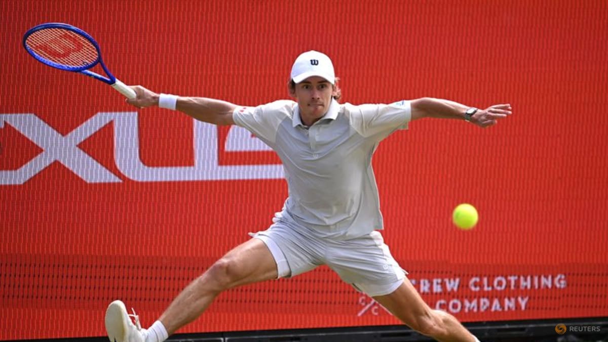 Clinical De Minaur eases into Queen's quarter-finals