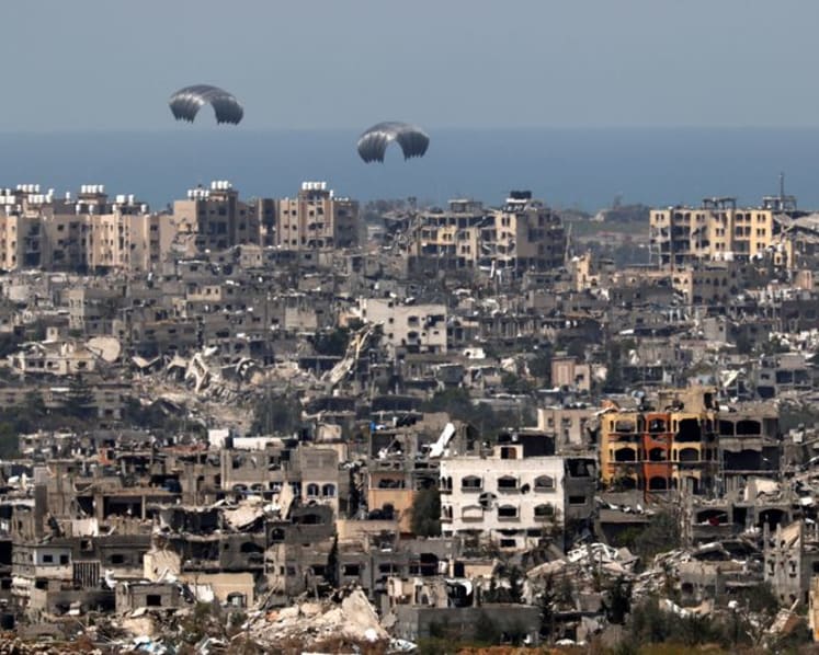 Palestinians drown reaching air drops, as Israel says truce talks at 'dead end'