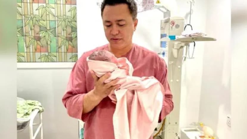 Eizlan Yusof timang anak perempuan Eizlan Yusof timang anak perempuan