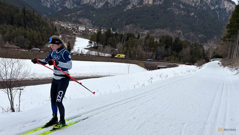 Crosscountry-Skiers escape brutal race hills for leisurely laps of local trail