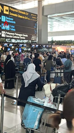 Anak Krakatau eruption leaves hundreds stranded at Jakarta airport